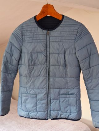 Plumífero azul acolchado