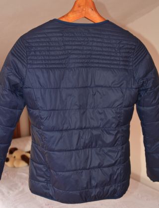 Plumífero azul acolchado