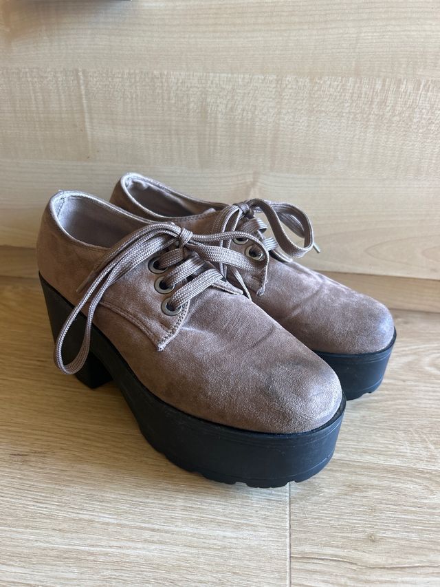 Zapatos de plataforma marrones y negros