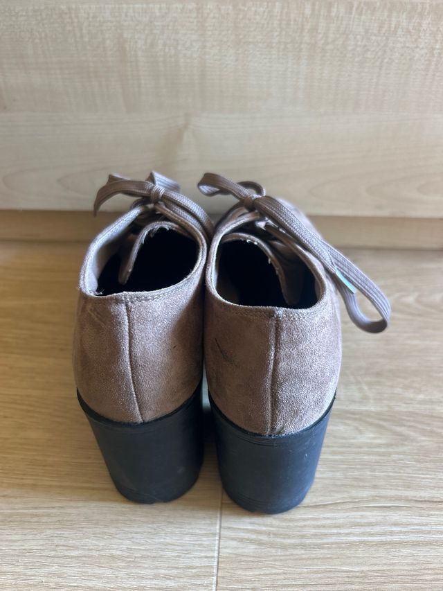 Zapatos de plataforma marrones y negros