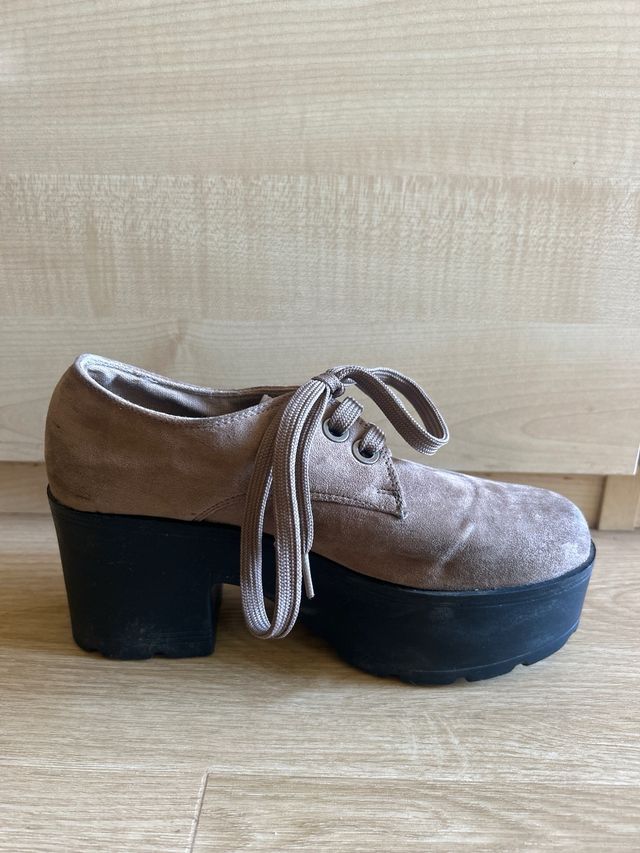 Zapatos de plataforma marrones y negros