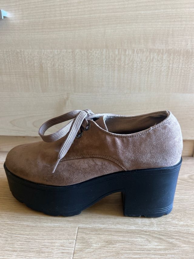 Zapatos de plataforma marrones y negros