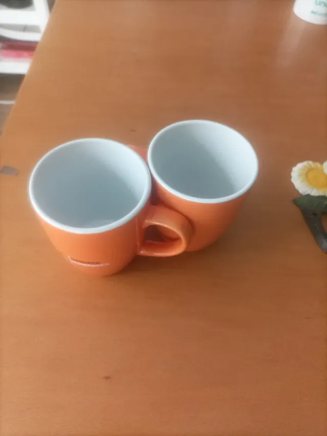 Tazas de porcelana naranja y blancas