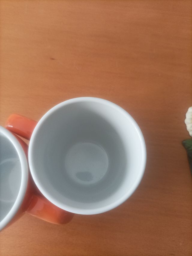 Tazas de porcelana naranja y blancas