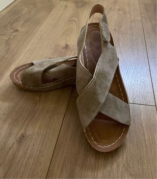 Sandalias cuña baja beige/marrón