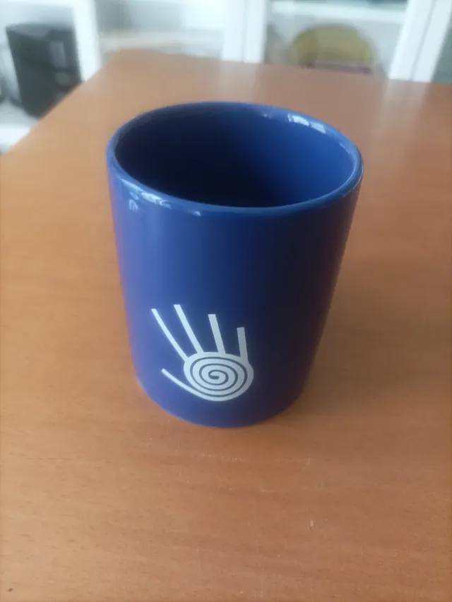 Taza azul con diseño de mano