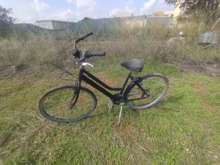Bicicleta negra
Antigua y de buena calidad 