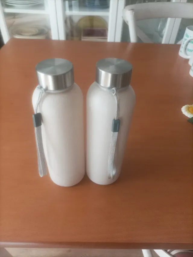 Botellas de agua plateadas y blancas