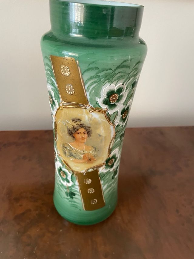 Vaso vintage decorato con ritratto
