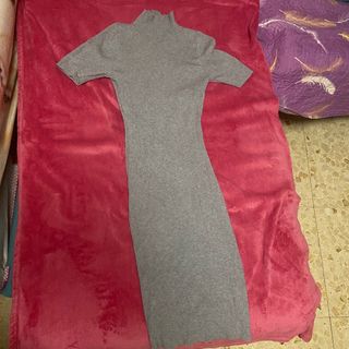 Vestido gris de cuello alto y manga corta