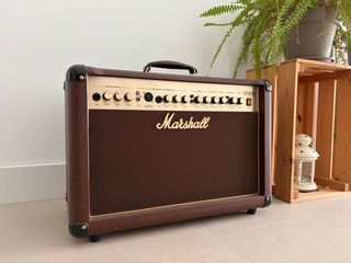Amplificador Marshall 50 W para guitarra acústica.