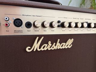 Amplificador Marshall 50 W para guitarra acústica.