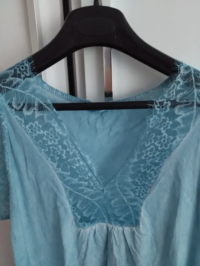 Camiseta azul con encaje y volantes Talla XL