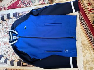 Chaqueta deportiva Lacoste azul y negra