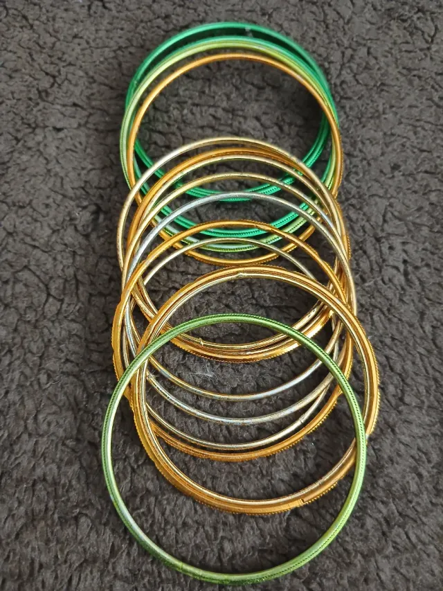 Pulseiras douradas e verdes