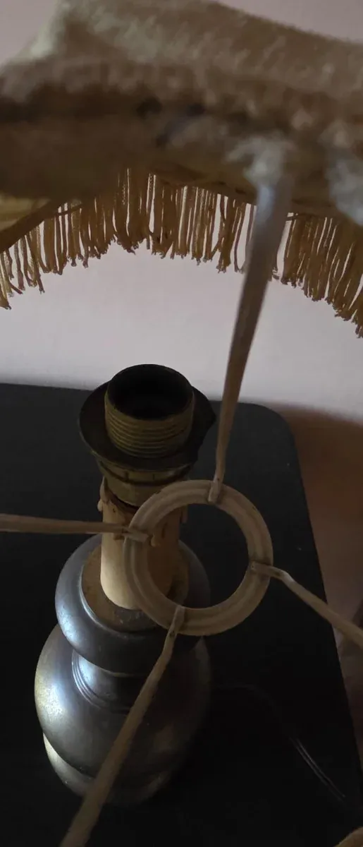 Lampada da tavolo in metallo dorato