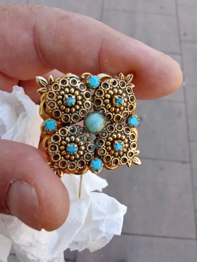 Broche antiguo dorado con turquesas