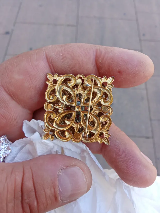 Broche antiguo dorado con turquesas