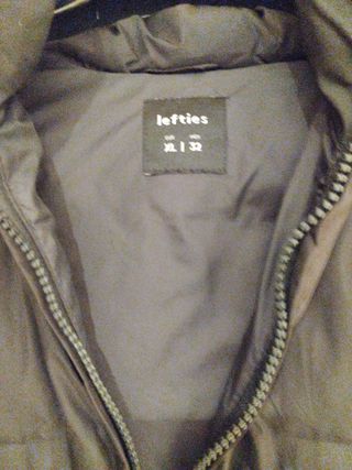 Chaleco acolchado con capucha negro.