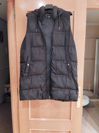 Chaleco acolchado con capucha negro.
