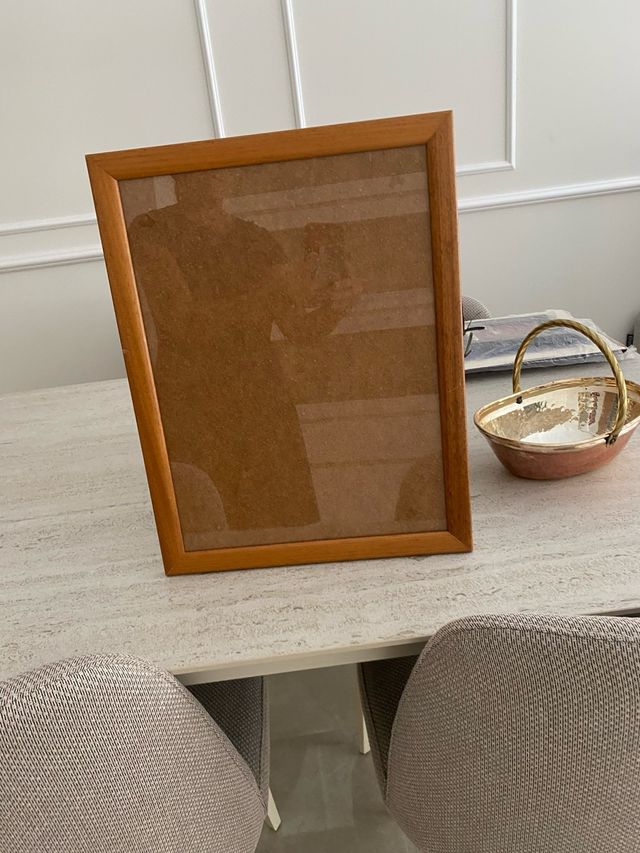 Marco de madera marrón