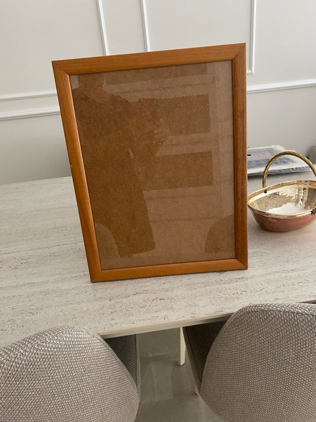 Marco de madera marrón