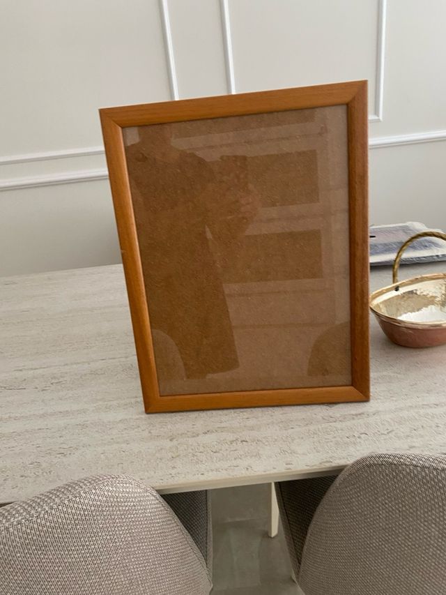 Marco de madera marrón