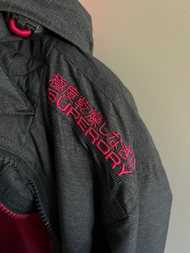 Abrigo Superdry gris y rosa