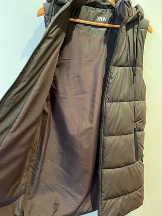 Chaleco acolchado capucha Zara marrón