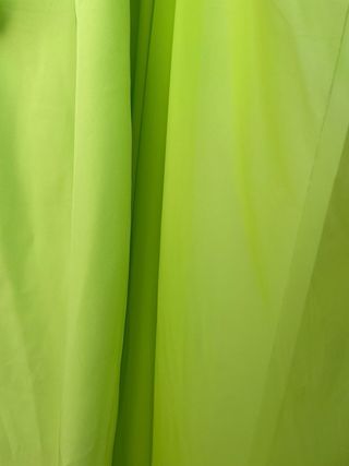 Vestido verde lima con capa y lazo