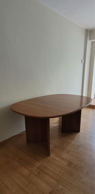 Mesa de comedor ovalada de madera