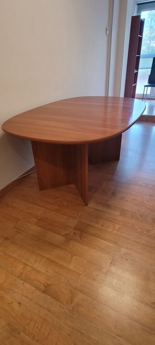 Mesa de comedor ovalada de madera