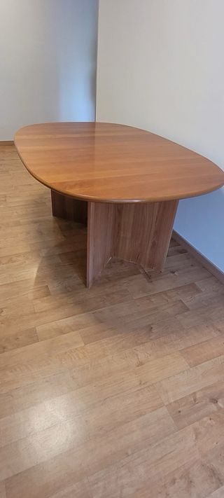 Mesa de comedor ovalada de madera