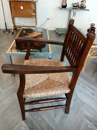 Sillón rústico antiguo de madera y enea