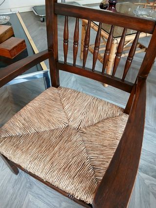 Sillón rústico antiguo de madera y enea