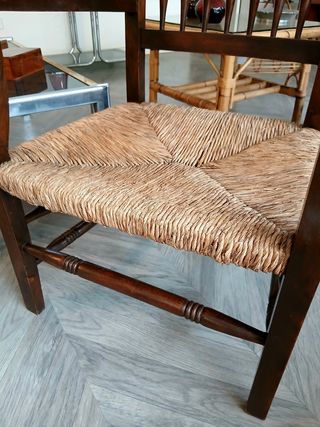 Sillón rústico antiguo de madera y enea