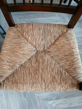 Sillón rústico antiguo de madera y enea