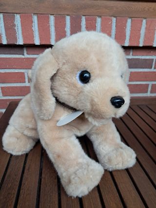 Cucciolo di peluche che abbaia e muove la gamba