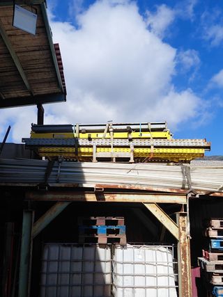 Estantería industrial metálica amarilla