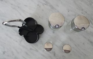 Vinajera de vidrio y metal plateado