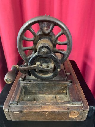 ANTIGUA MÁQUINA PORTÁTIL DE COSER SINGER S.XX