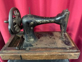 ANTIGUA MÁQUINA PORTÁTIL DE COSER SINGER S.XX