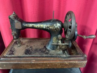 ANTIGUA MÁQUINA PORTÁTIL DE COSER SINGER S.XX