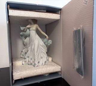 Figura porcelana Lladro nueva Dama del Ruiseñor 