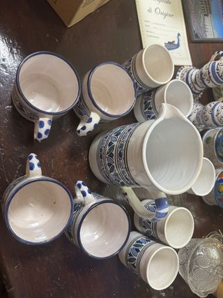 Tazze in ceramica dipinte a mano