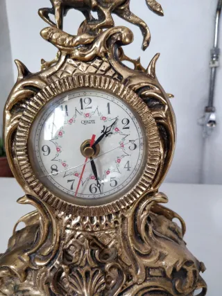 Reloj de sobremesa dorado con jinete