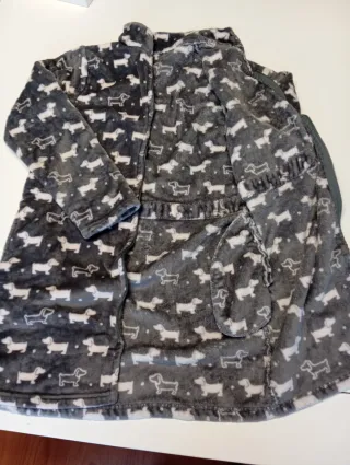 Bata de casa con estampado de perros