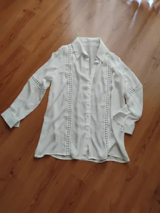 Blusa larga blanca con detalles calados