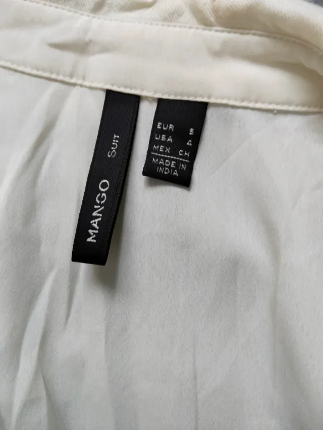 Blusa blanca sin mangas con lazo