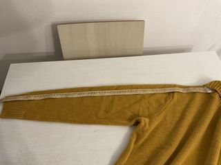 Maglione giallo collo alto